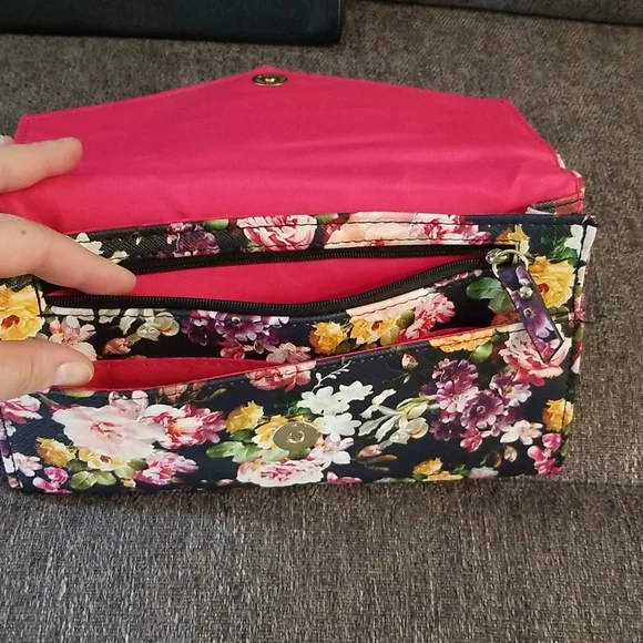 Set of 2 Minicci clutch purses. Black & pink floral - Picture 4 of 14